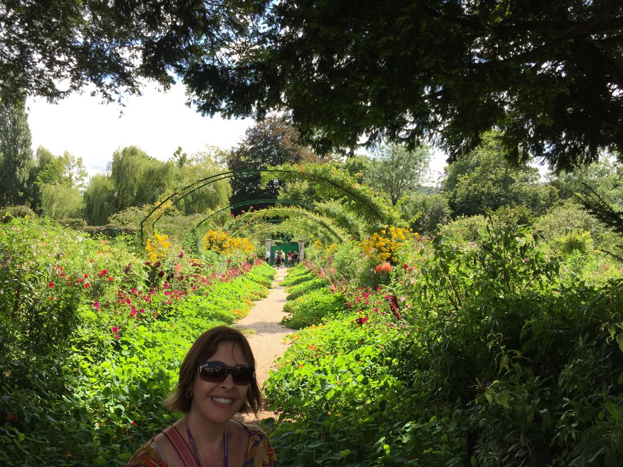 Erica Luz em jardim durante vivência internacional